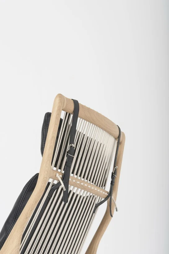 Fauteuil lounge en chêne et cuir noir Dedo - Gazzda
