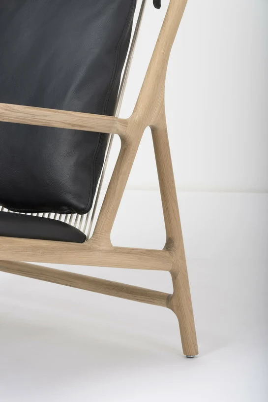 Fauteuil lounge en chêne et cuir noir Dedo - Gazzda