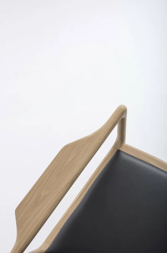 Fauteuil lounge en chêne et cuir noir Dedo - Gazzda