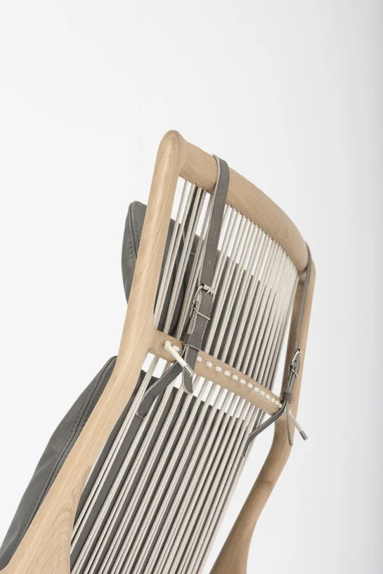 Fauteuil lounge en chêne et cuir gris Dedo - Gazzda