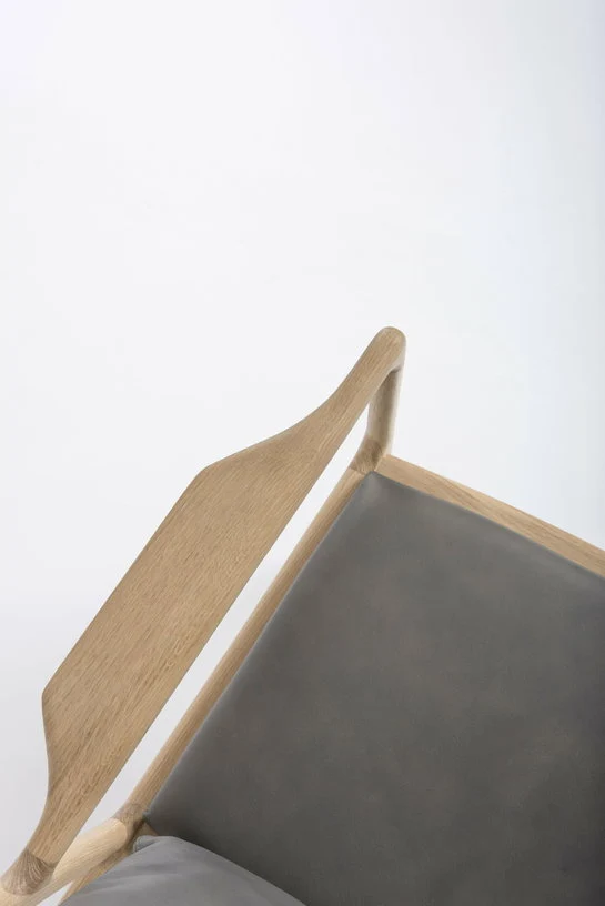 Fauteuil lounge en chêne et cuir gris Dedo - Gazzda