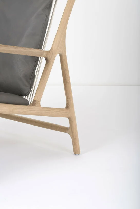 Fauteuil lounge en chêne et cuir gris Dedo - Gazzda