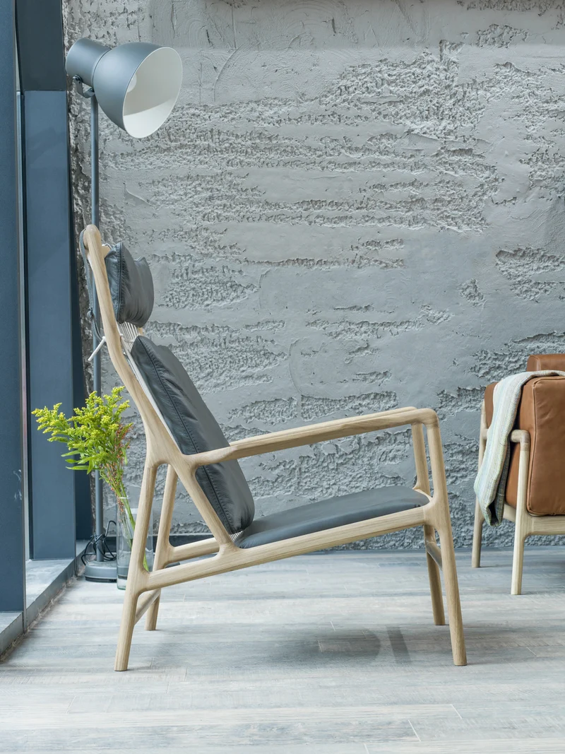 Fauteuil lounge en chêne et cuir gris Dedo - Gazzda