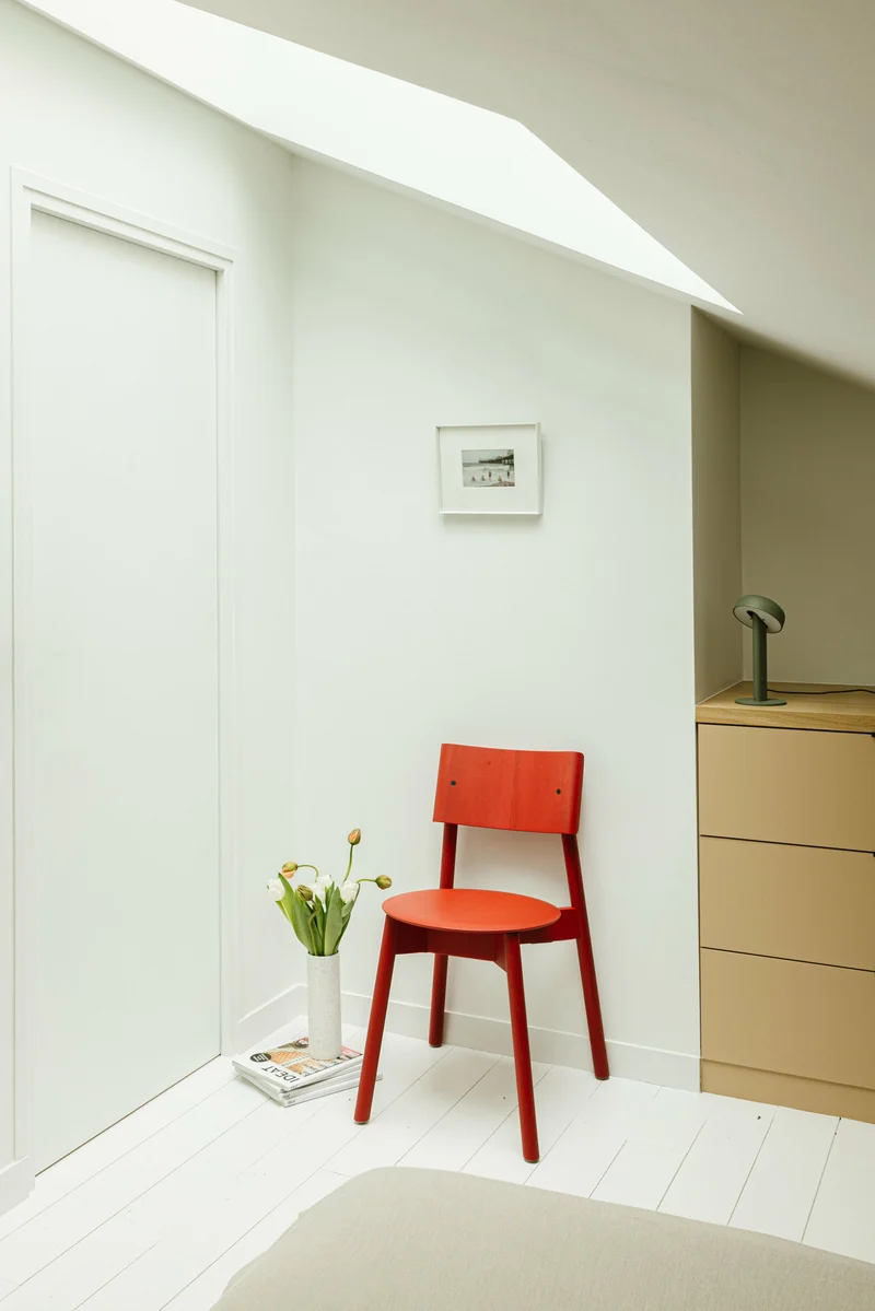 Chaise en chêne rouge coquelicot éco-certifié SSD - TIPTOE