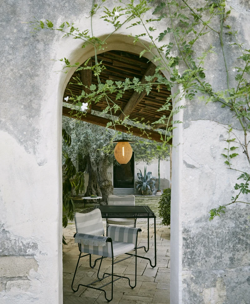 Chaise avec accoudoirs à franges et rayures leslie Tropique - Gubi