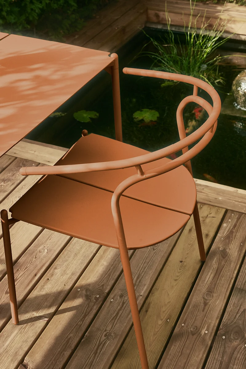Chaise avec accoudoirs en acier terracotta Novo - AYTM