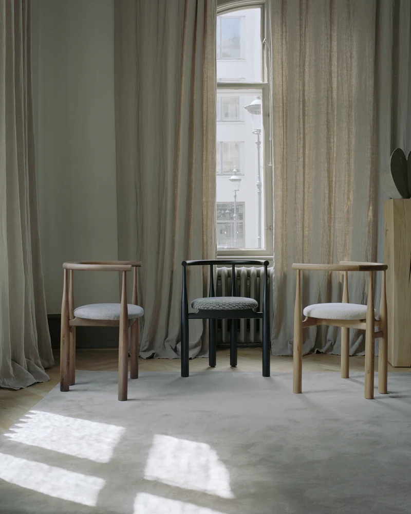 Chaise avec accoudoirs en chêne huilé avec revêtement Bukowski - New works