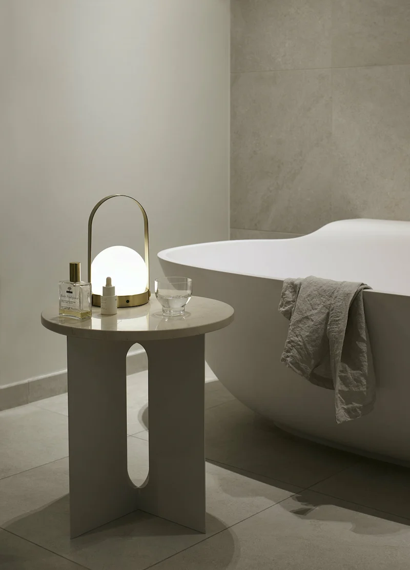 Table d'appoint en marbre sable et piètement en acier blanc 42 cm Androgyne - Audo
