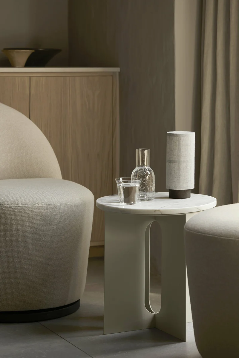 Table d'appoint en marbre sable et piètement en acier blanc 42 cm Androgyne - Audo