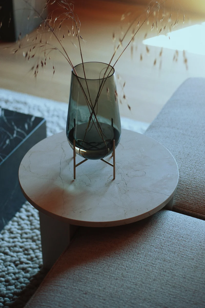 Table d'appoint en marbre sable et piètement en acier blanc 42 cm Androgyne - Audo