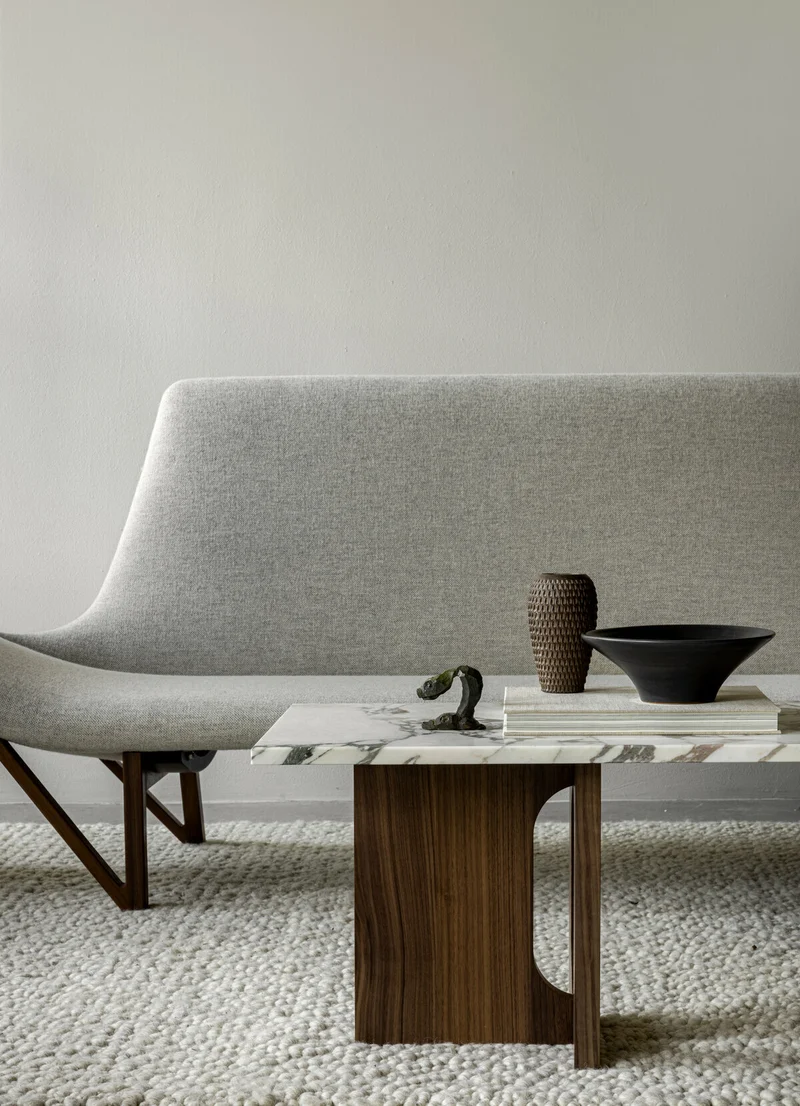 Table basse en marbre blanc et piétement en chêne teinté foncé 120 x 45 cm Androgyne lounge - Audo