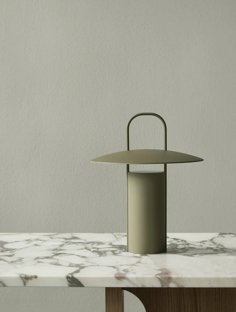 Table basse en marbre blanc et piétement en chêne teinté foncé 120 x 45 cm Androgyne lounge - Audo