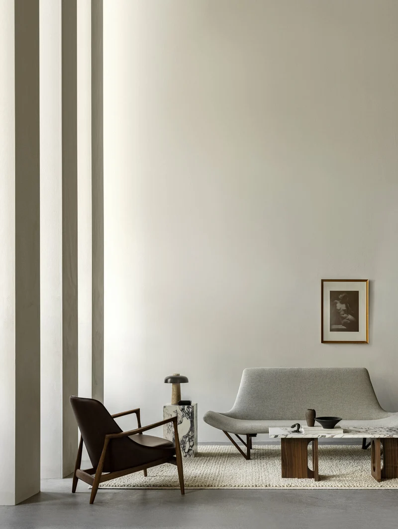 Table basse en marbre blanc et piétement en chêne teinté foncé 120 x 45 cm Androgyne lounge - Audo