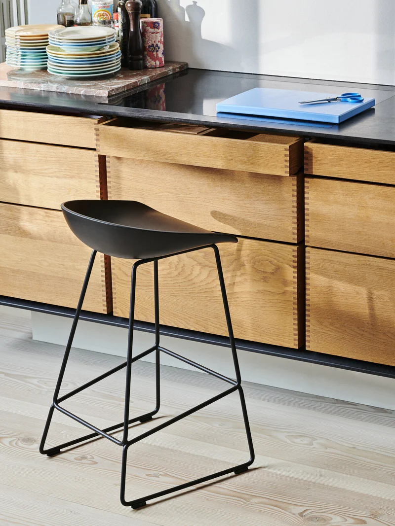 Tabouret de bar en plastique recyclé noir et pieds en acier noir 65 cm AAS 38 2.0 - HAY
