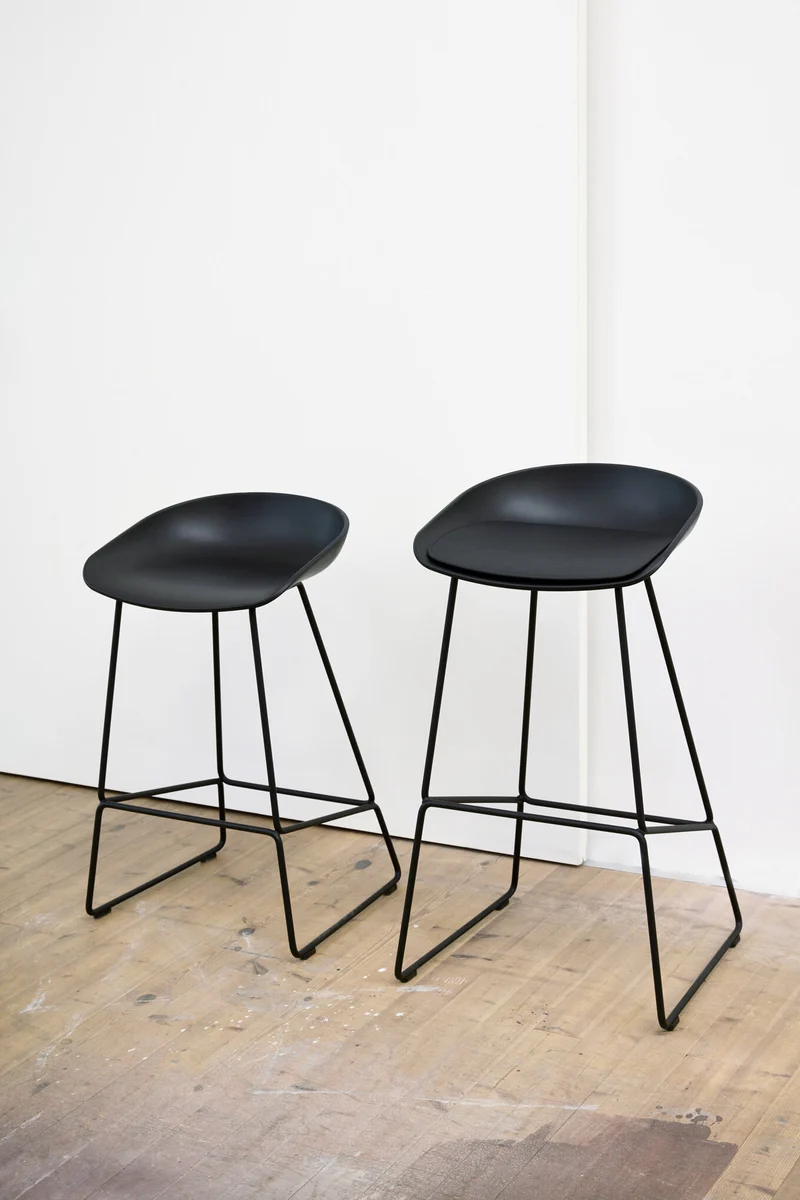 Tabouret de bar en plastique recyclé noir et pieds en acier noir 65 cm AAS 38 2.0 - HAY