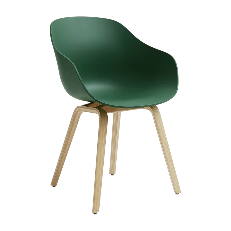 Chaise avec accoudoirs en plastique recyclé vert et pieds en chêne AAC 222 2.0 - HAY