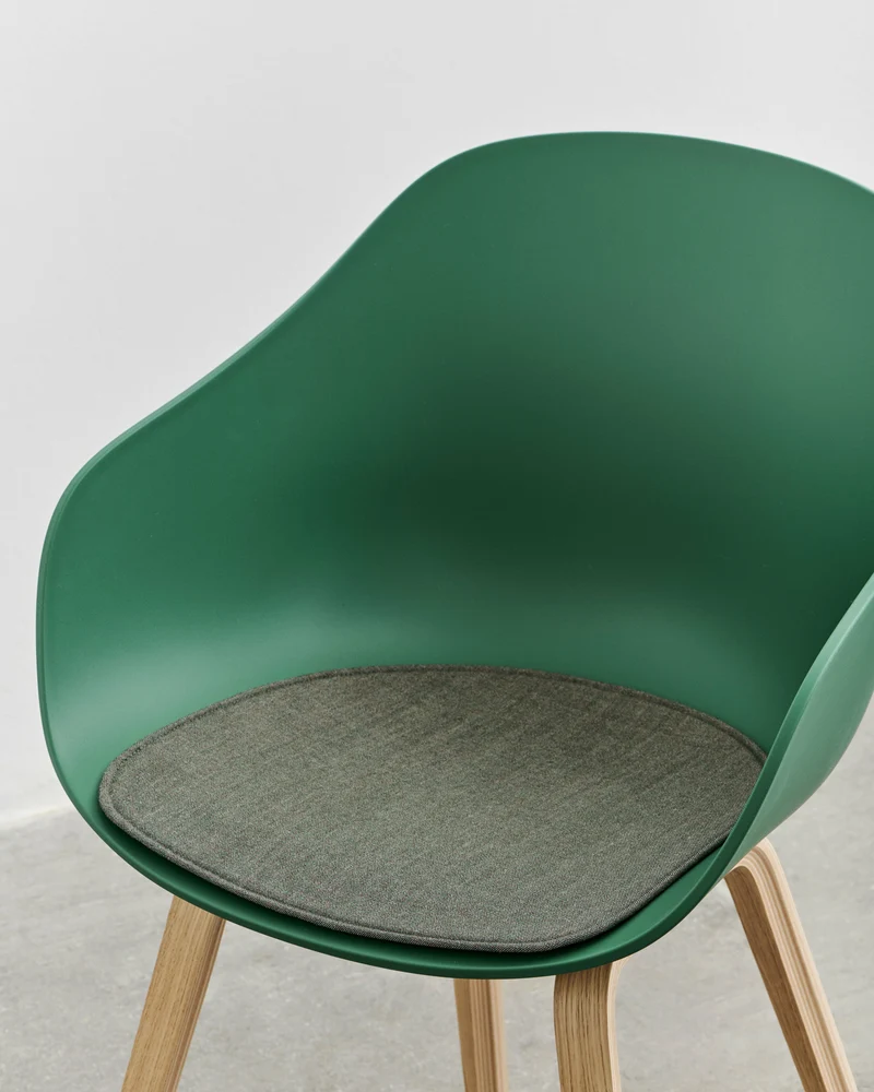 Chaise avec accoudoirs en plastique recyclé vert et pieds en chêne AAC 222 2.0 - HAY