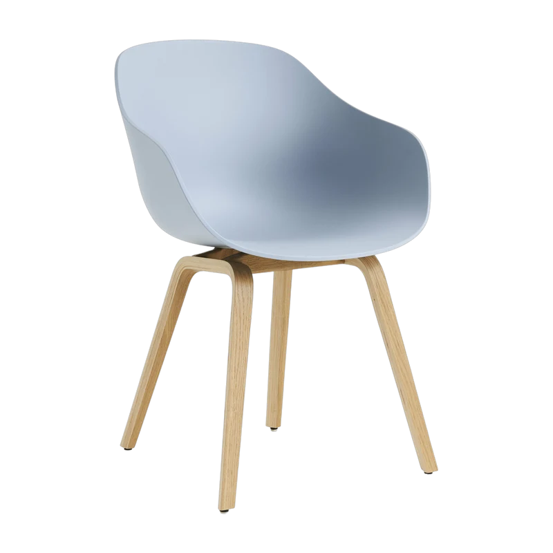 Chaise avec accoudoirs en plastique recyclé bleu ardoise et pieds en chêne AAC 222 2.0 - HAY