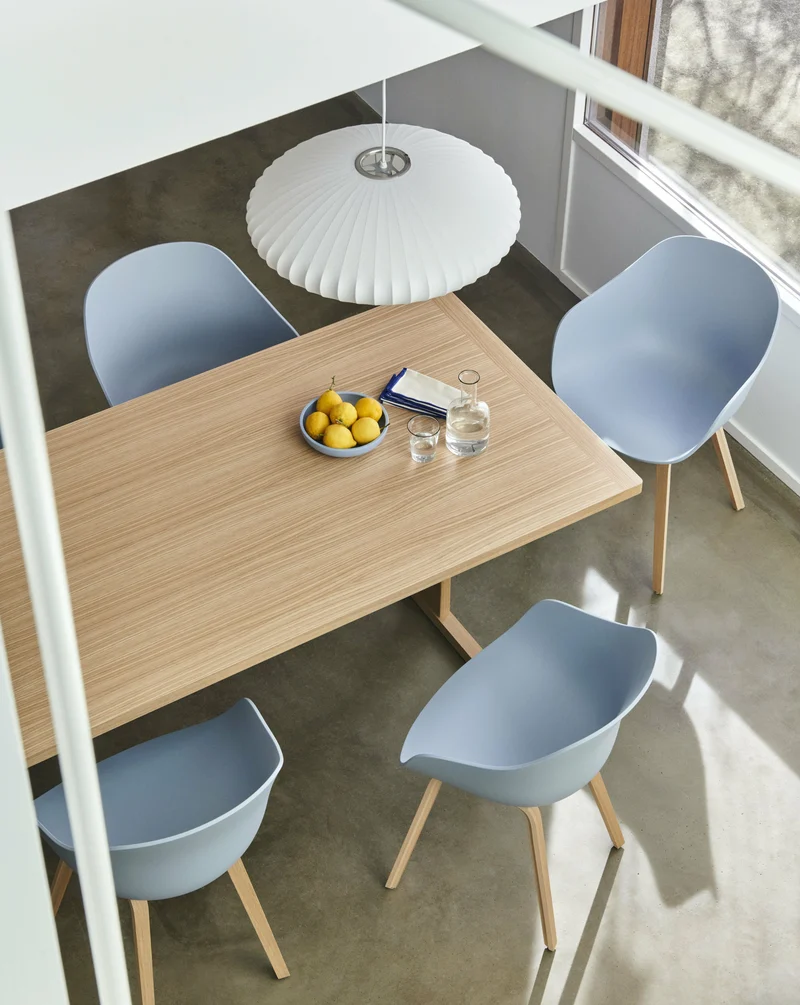 Chaise avec accoudoirs en plastique recyclé bleu ardoise et pieds en chêne AAC 222 2.0 - HAY
