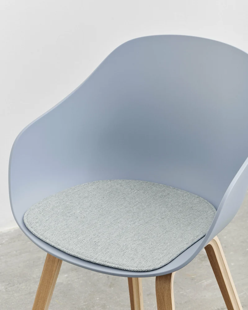 Chaise avec accoudoirs en plastique recyclé bleu ardoise et pieds en chêne AAC 222 2.0 - HAY