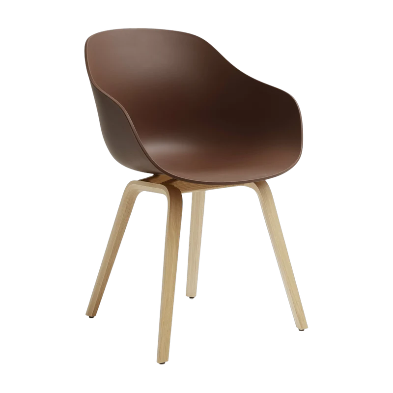 Chaise avec accoudoirs en plastique recyclé brique et pieds en chêne AAC 222 2.0 - HAY