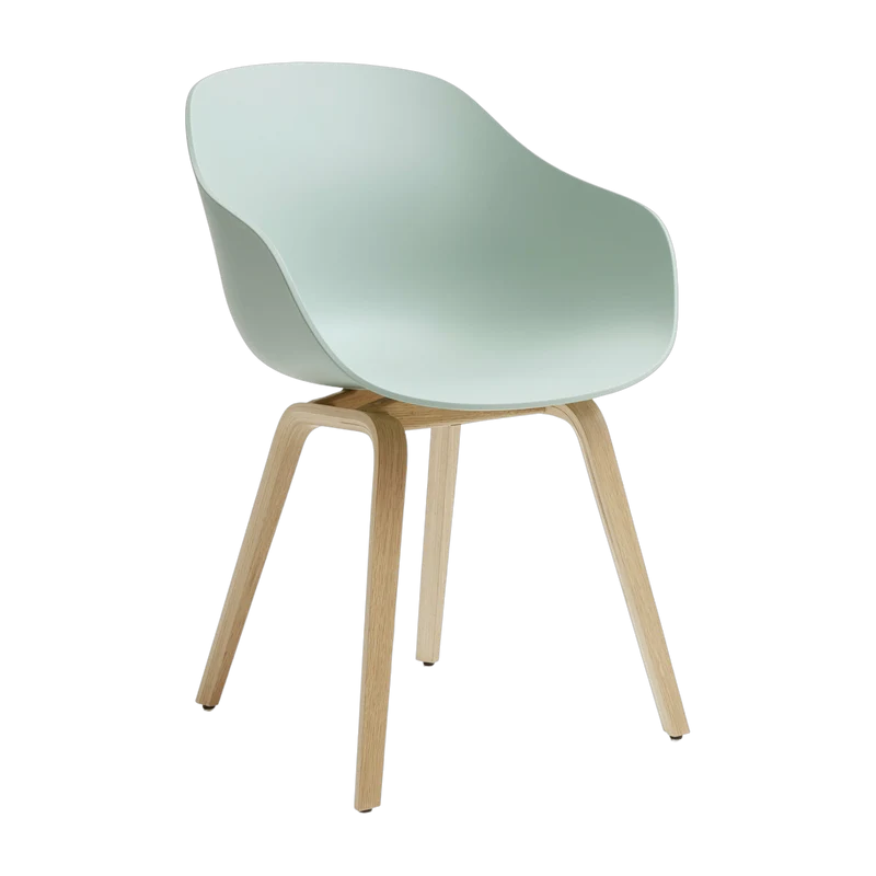 Chaise avec accoudoirs en plastique recyclé vert menthe et pieds en chêne AAC 222 2.0 - HAY
