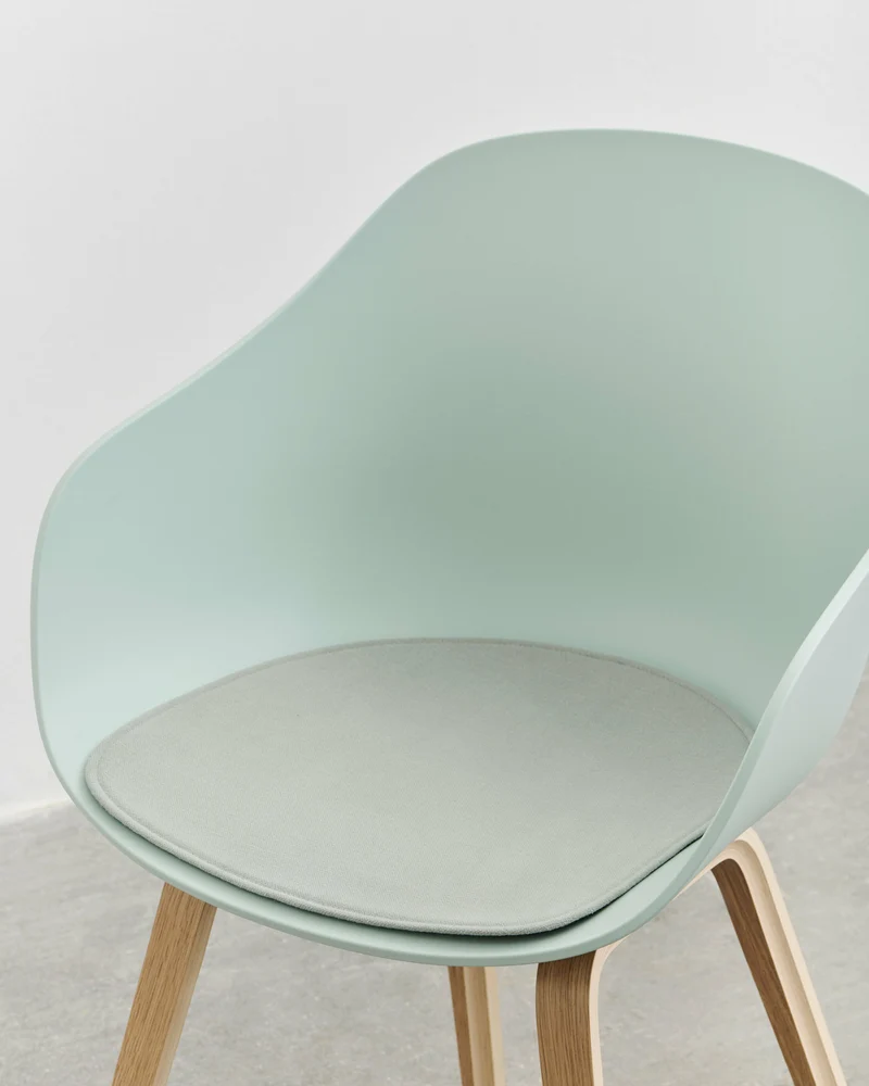Chaise avec accoudoirs en plastique recyclé vert menthe et pieds en chêne AAC 222 2.0 - HAY
