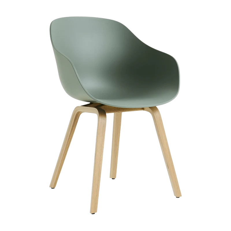 Chaise avec accoudoirs en plastique recyclé vert automne et pieds en chêne AAC 222 2.0 - HAY