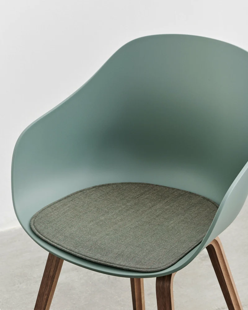 Chaise avec accoudoirs en plastique recyclé vert automne et pieds en chêne AAC 222 2.0 - HAY