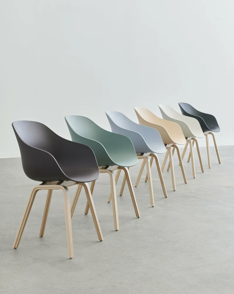 Chaise avec accoudoirs en plastique recyclé vert automne et pieds en chêne AAC 222 2.0 - HAY