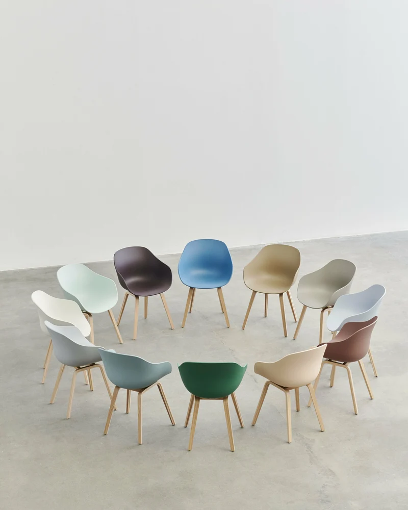 Chaise avec accoudoirs en plastique recyclé vert automne et pieds en chêne AAC 222 2.0 - HAY