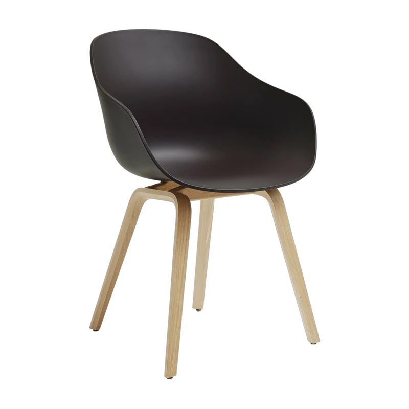 Chaise avec accoudoirs en plastique recyclé raisin et pieds en chêne AAC 222 2.0 - HAY