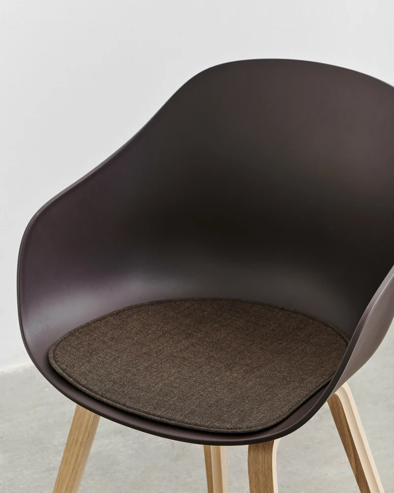 Chaise avec accoudoirs en plastique recyclé raisin et pieds en chêne AAC 222 2.0 - HAY