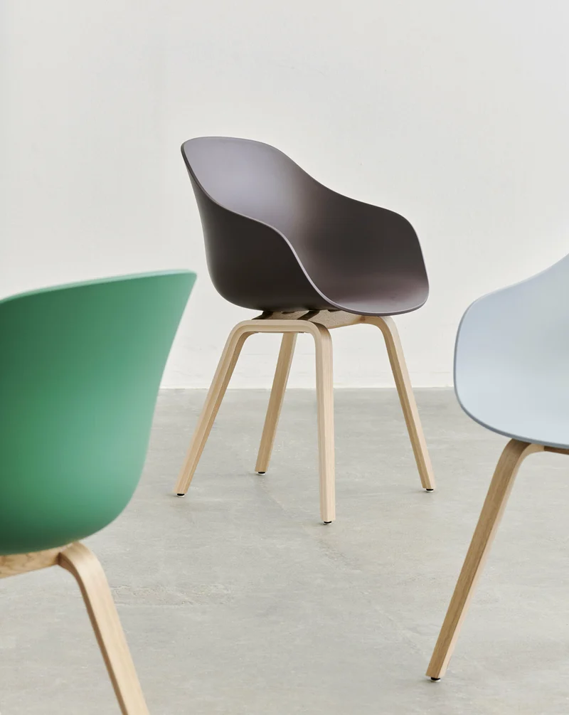 Chaise avec accoudoirs en plastique recyclé raisin et pieds en chêne AAC 222 2.0 - HAY