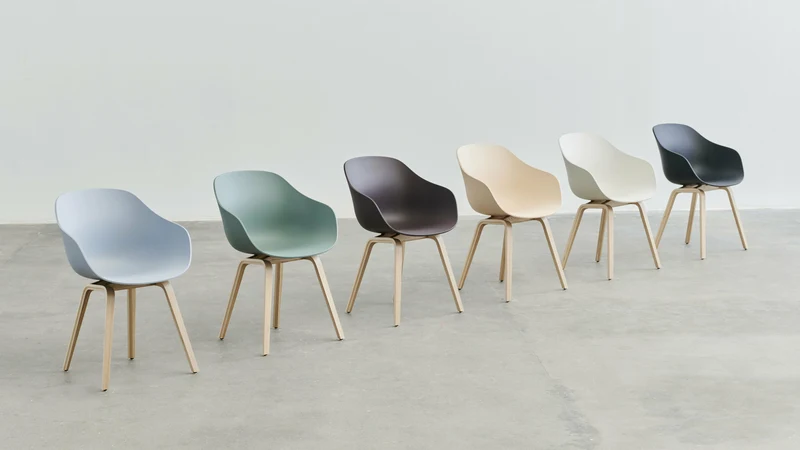 Chaise avec accoudoirs en plastique recyclé raisin et pieds en chêne AAC 222 2.0 - HAY