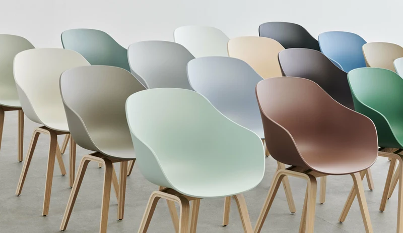 Chaise avec accoudoirs en plastique recyclé raisin et pieds en chêne AAC 222 2.0 - HAY