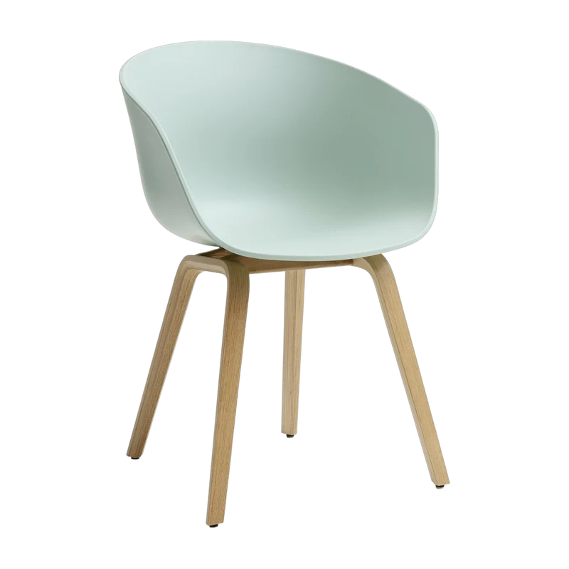 Chaise avec accoudoirs en plastique recyclé dusty mint et pieds en chêne AAC 22 2.0 - HAY