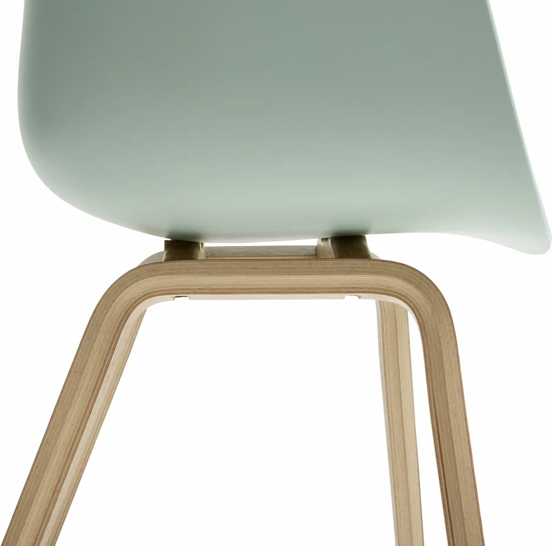Chaise avec accoudoirs en plastique recyclé dusty mint et pieds en chêne AAC 22 2.0 - HAY
