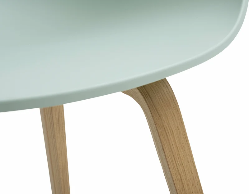Chaise avec accoudoirs en plastique recyclé dusty mint et pieds en chêne AAC 22 2.0 - HAY