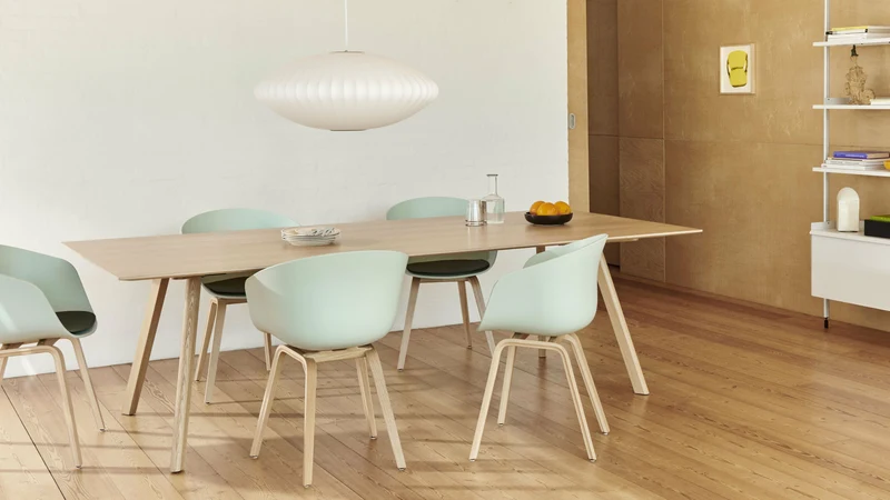 Chaise avec accoudoirs en plastique recyclé dusty mint et pieds en chêne AAC 22 2.0 - HAY