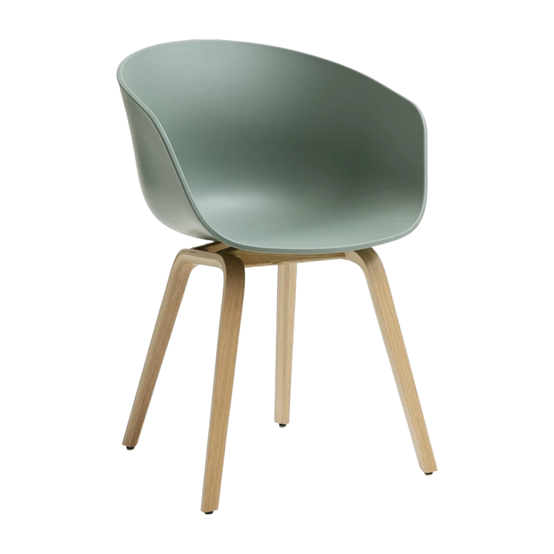 Chaise avec accoudoirs en plastique recyclé vert d'automne et pieds en chêne AAC 22 2.0 - HAY