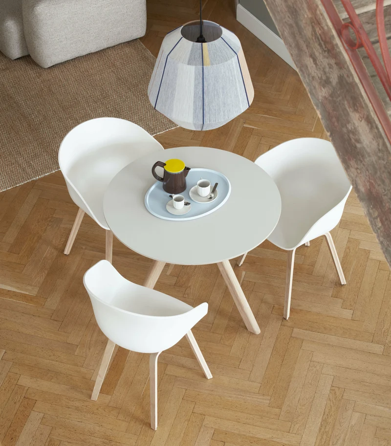 Chaise avec accoudoirs en plastique recyclé vert d'automne et pieds en chêne AAC 22 2.0 - HAY