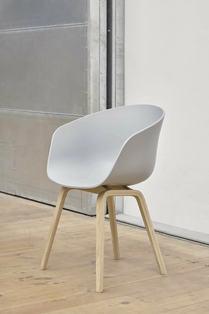Chaise avec accoudoirs en plastique recyclé vert d'automne et pieds en chêne AAC 22 2.0 - HAY