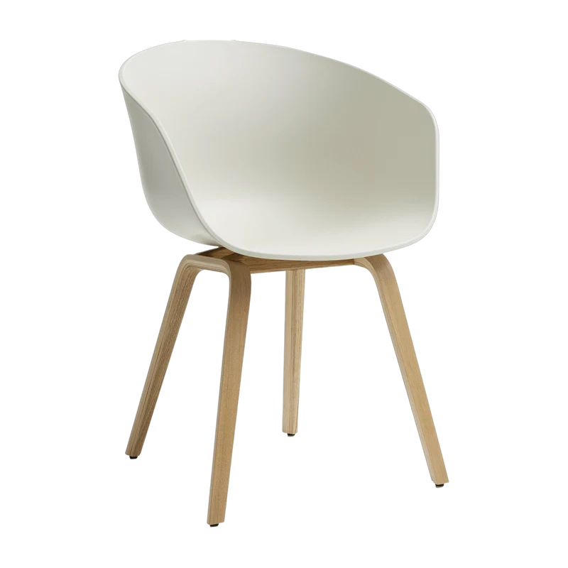 Chaise avec accoudoirs en plastique recyclé crème et pieds en chêne AAC 22 2.0 - HAY