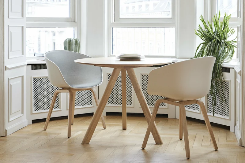 Chaise avec accoudoirs en plastique recyclé crème et pieds en chêne AAC 22 2.0 - HAY