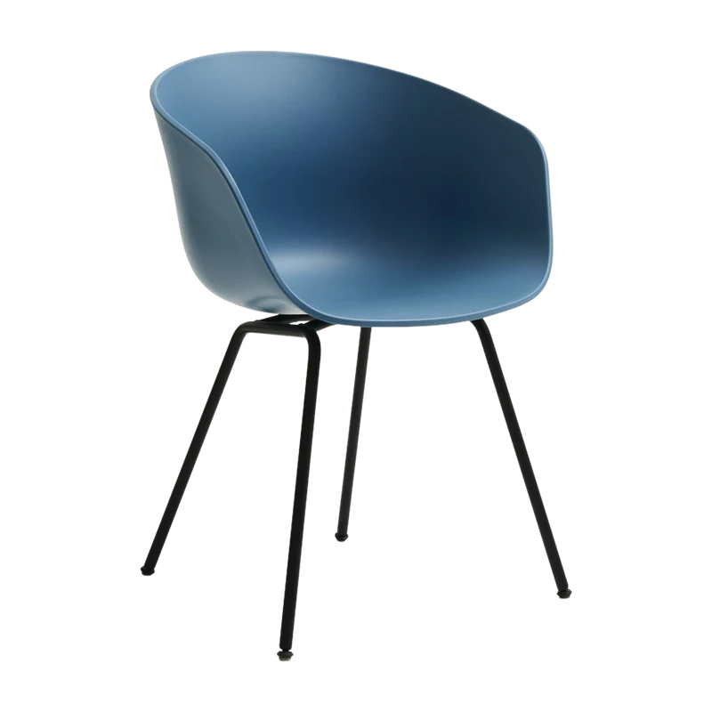 Chaise avec accoudoirs en plastique recyclé bleu azure et pieds en métal noir AAC 26 2.0 - HAY