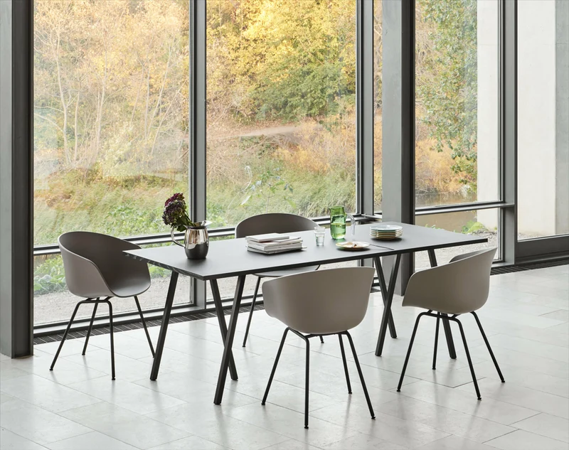 Chaise avec accoudoirs en plastique recyclé bleu azure et pieds en métal noir AAC 26 2.0 - HAY