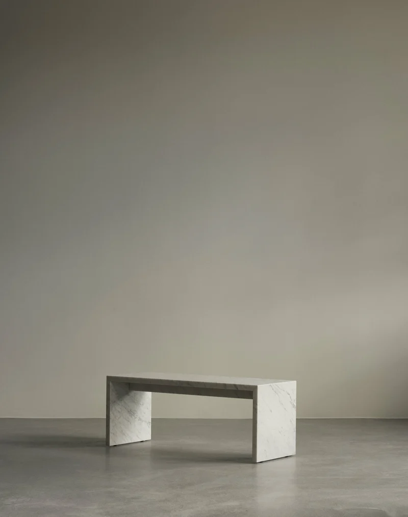 Table basse en marbre carrara 100 x 38 cm Plinth Bridge - Audo
