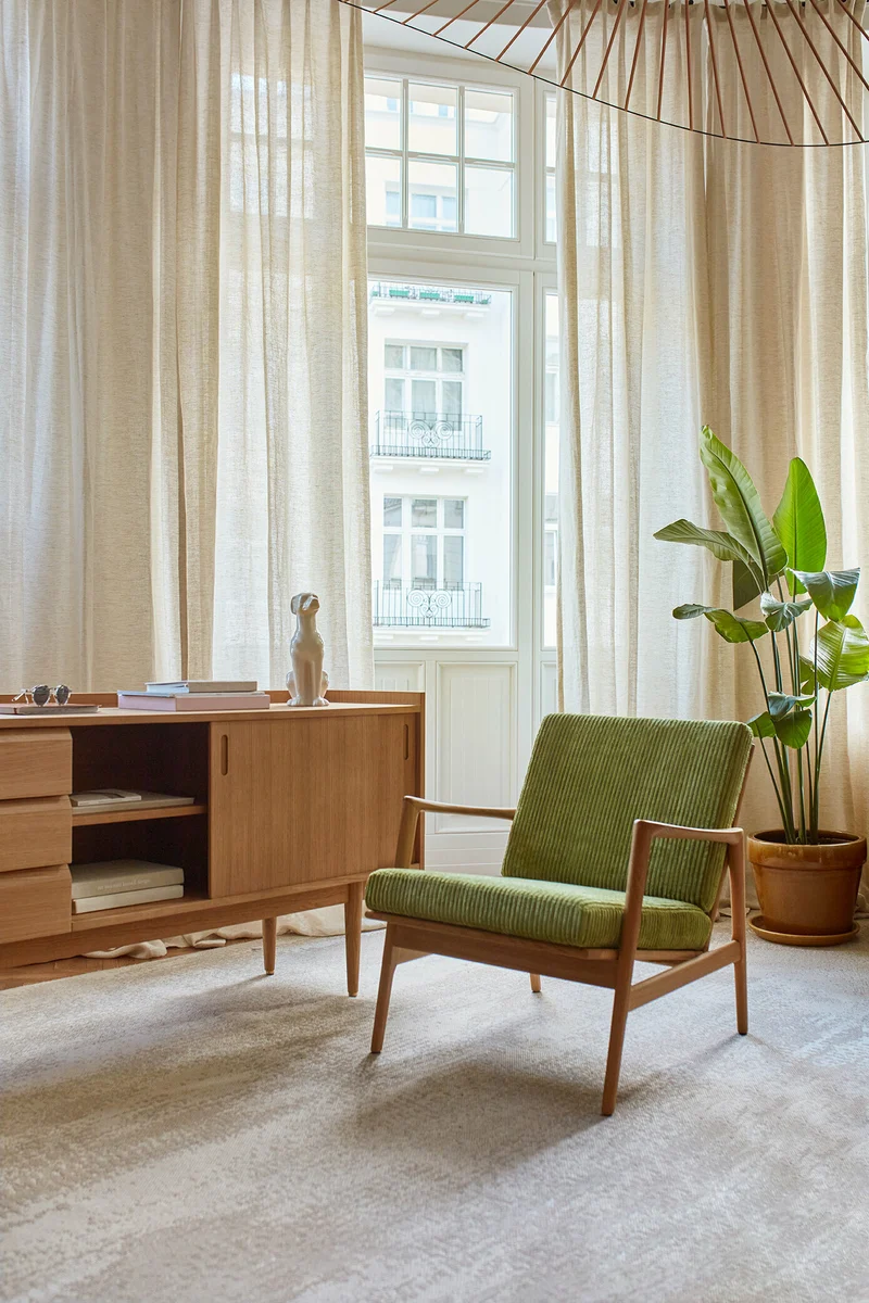 Fauteuil en chêne naturel et assise en bouclette vert Stefan lounge - 366 concept