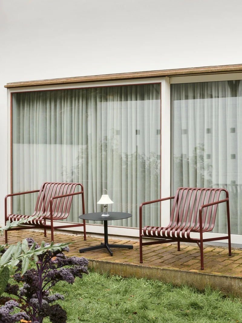 Fauteuil de jardin lounge en métal rouge Palissade - HAY